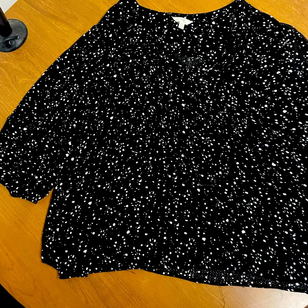 Nice top flattering to the plus size figure. Three- quarter length sleeve.